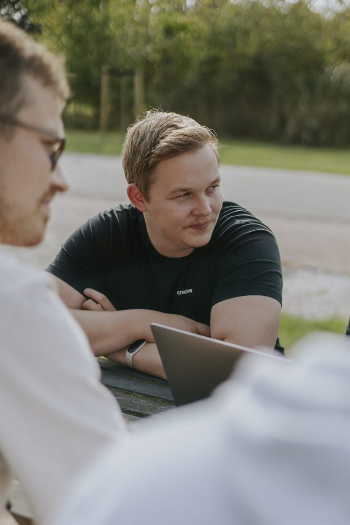 Teamleden van Lef Creative in overleg buiten