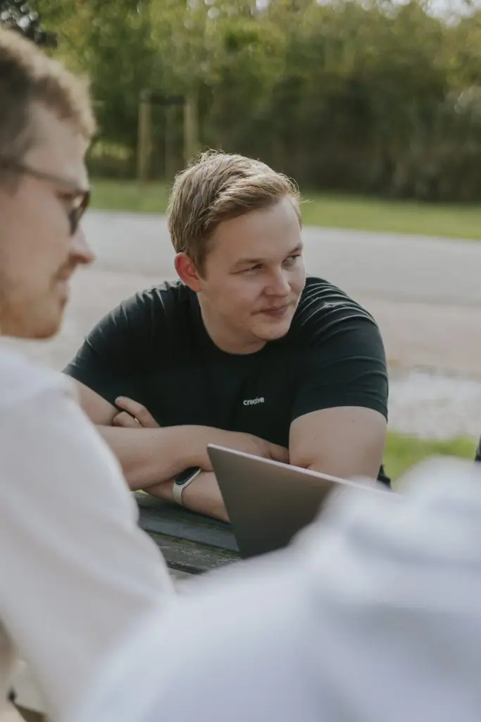 Teamleden van Lef Creative in overleg buiten