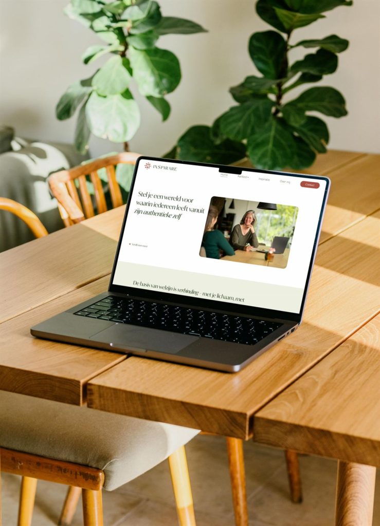 Website van Inspirare Coaching op een laptop