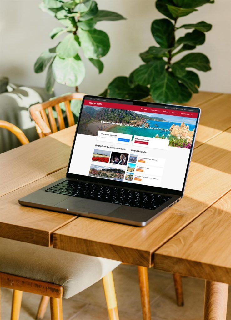 Website van Veenstra Reizen op een laptop
