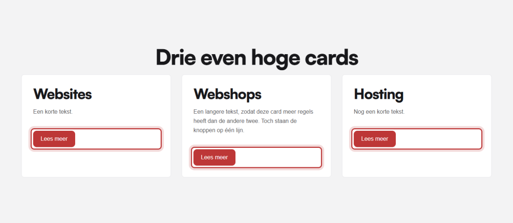 Drie witte cards naast elkaar met teksten van verschillende lengte, even hoog, met de drie knoppen Lees meer rood omkaderd op dezelfde hoogte
