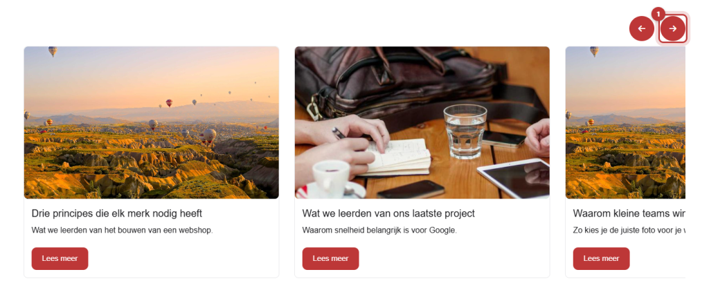 Een slider met blogberichten als cards, waarvan de derde half zichtbaar is, en rechtsboven twee ronde rode pijltjes, waarvan het pijltje naar rechts rood omkaderd is